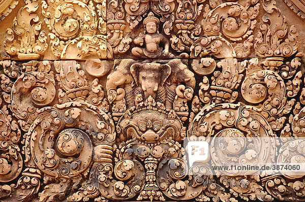 alt  alte  alter  altes  am  Angkor  Architektur  asiatisch  asiatische  asiatischer  asiatisches  Asien  außen  Außenaufnahme  Ausflugsziel  Ausflugsziele  aussen  Aussenansicht  Aussenansichten  Aussenaufnahme  Aussenaufnahmen  Banteay  Bau  Bauten  Bauwerk  Bauwerke  bei  bekannt  bekannte  bekannter  bekanntes  berühmt  berühmte  berühmter  berühmtes  beruehmt  beruehmte  beruehmter  beruehmtes  Buddhismus  buddhistisch  buddhistische  buddhistisches  Dekoration  Dekorationen  dekorativ  dekorative  dekorativer  dekoratives  dekoriert  dekorierte  dekorierter  dekoriertes  draußen  draussen  Figur  Figuren  Gebäude  Gebaeude  Geschichte  geschichtlich  geschichtliche  geschichtlicher  geschichtliches  Handwerksarbeit  Handwerksarbeiten  Handwerkskünste  Handwerkskuenste  Handwerkskunst  heilig  heilige  heiliger  heiliges  Heiligtümer  Heiligtuemer  Heiligtum  historisch  historische  historischer  historisches  Kambodscha  kambodschanisch  kambodschanische  kambodschanischer  kambodschanisches  Khmer  Komplex  Kultur  Kulturdenkmäler  Kulturdenkmaeler  Kulturdenkmal  kulturell  kulturelle  kultureller  kulturelles  Kulturen  Kulturgebäude  Kulturgebaeude  Kulturgeschichte  Kulturstätte  Kulturstätten  Kulturstaette  Kulturstaetten  Kunst  Kunsthandwerk  Kunstwerk  Kunstwerke  menschenleer  niemand  Ornament  Ornamente  Ornamentik  Reap  Relief  Reliefe  religiös  religiöse  religiöser  religiöses  religioes  religioese  religioeser  religioeses  Religion  Südostasien  Sakralbau  Sakralbauten  Sehenswürdigkeit  Sehenswürdigkeiten  sehenswert  sehenswerte  sehenswerter  sehenswertes  Sehenswuerdigkeit  Sehenswuerdigkeiten  Siem  Srei  Steinrelief  Steinreliefe  Suedostasien  Tag  Tage  Tageslicht  tagsüber  tagsueber  Tempel  Tempelanlage  Tempelanlagen  Touristenattraktion  Touristenattraktionen  UNESCO  UNESCO-Weltkulturerbe  UNESCO-Weltkulturerben  verziert  verzierte  verzierter  verziertes  Verzierung  Verzierungen  Wahrzeichen  Wat  Weltkulturerbe  Weltkulturerben