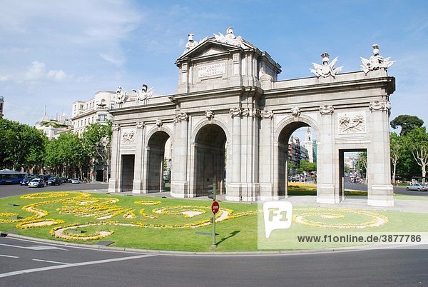 Puerta de Alcal?  Independencia Square. Madrid  Spain.