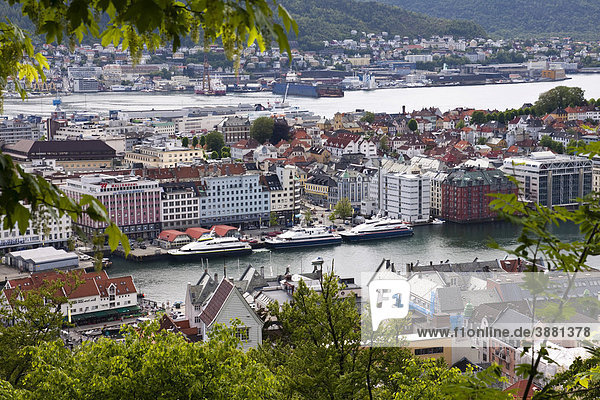 Überblick über Bergen von dem Berg Fl¯yen aus  Norwegen  Skandinavien  Europa