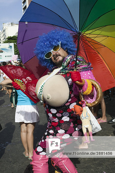 Ein Transvestit bei der Banda de Ipanema Parade  Karneval in Rio de Janeiro  Brasilien  Südamerika
