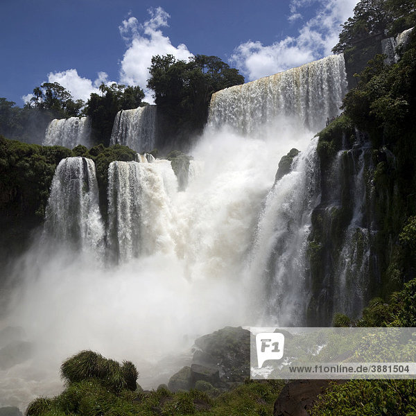 Iguazu Wasserfälle an der argentinisch-brasilianischen Grenze  Argentinien  Brasilien  Südamerika