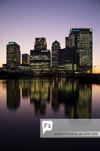 Das Londoner Finanzzentrum Canary Wharf in der Abenddämmerung  London  England  Großbritannien  Europa