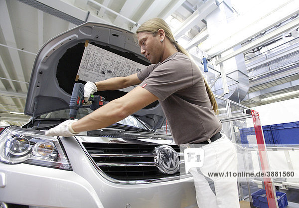 Volkswagen AG  production of passenger cars in the Wolfsburg plant  final assembly of the VW Tiguan  sport utility vehicle  Wolfsburg  Lower Saxony  Germany  Europe