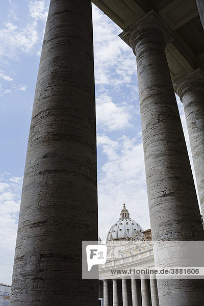 Kolonnade des Petersplatzes  Rom  Italien
