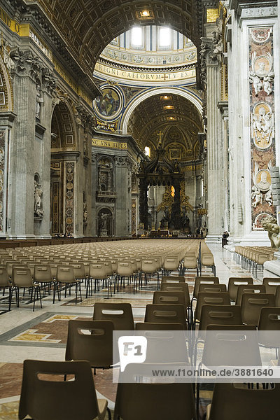 Das Kirchenschiff  Der Päpstliche Altar und Baldacchino im Hintergrund  Petersdom  Rom  Italien