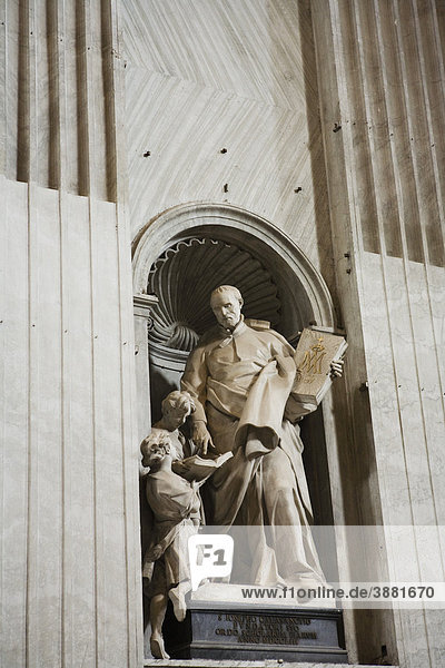 Statue des heiligen Josef Calasanctius  Petersdom  Rom  Italien