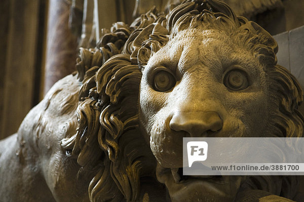 Statue des wachsamen Löwen flankierend Denkmal für Papst Clemens XIII.  Petersdom  Rom  Italien