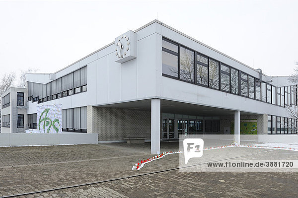 Albertville-Realschule Winnenden 1 Jahr nach dem Amoklauf  beschriebene Steine als Symbol für den Weg in die Zukunft  Winnenden  Baden-Württemberg  Deutschland  Europa
