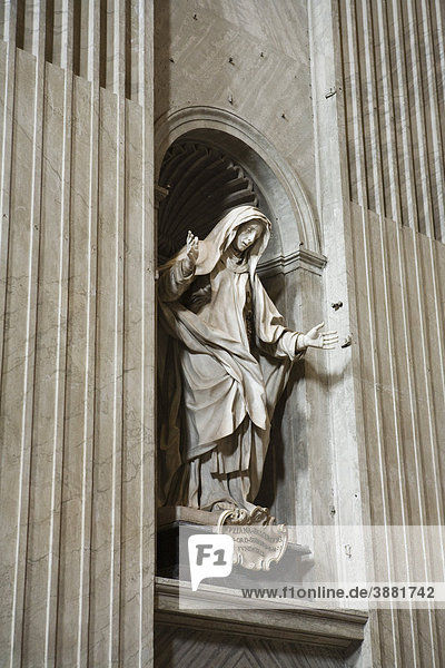 Skulptur der Heiligen Juliana Falconieri  Petersdom  Rom  Italien