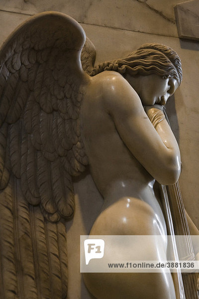 Trauriger Engel flankiert das Denkmal der Stuarts  Petersdom  Rom  Italien