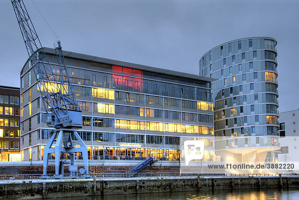 Die Hafencity in Hamburg mit dem Meßmer Momentum und Wohnturm Oval  Deutschland  Europa