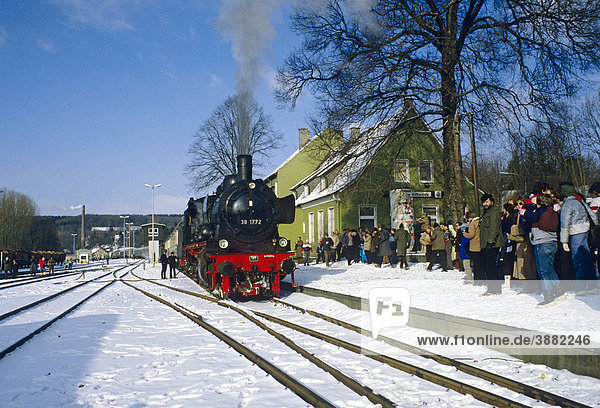 Dampfzug Ausflug von Münster mit P8 Klasse Lok Nr. 38 1772 in Warstein  Nordrhein-Westfalen  Deutschland  Europa