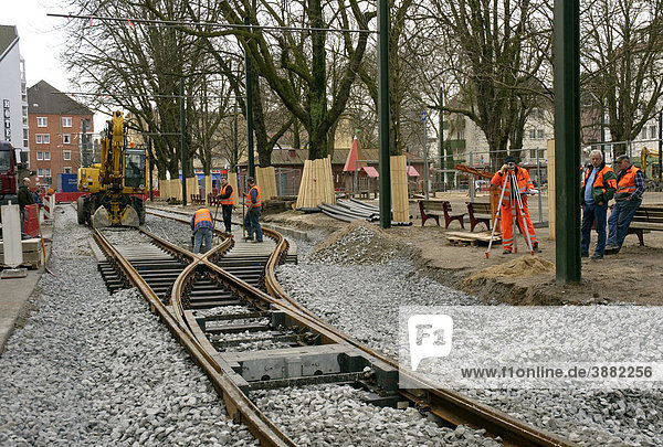 Wartungsarbeiten an Straßenbahnschienen  Spichern Platz  Düsseldorf  Nordrhein-Westfalen  Deutschland  Europa
