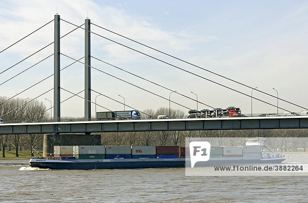 Theodor Heuss-Brücke und Rhein in Düsseldorf  Nordrhein-Westfalen  Deutschland  Europa