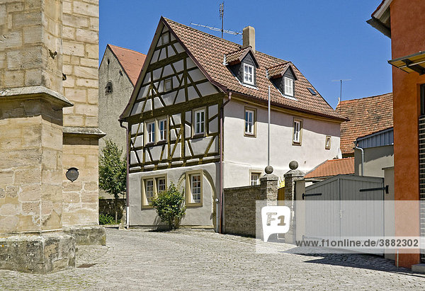 Haus neben der St. Veit-Kirche  Iphofen  Unterfranken  Bayern  Deutschland  Europa