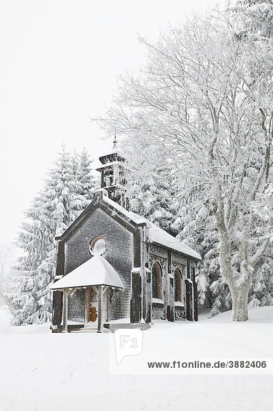 Verschneite Holzkirche am Schauinsland  Südschwarzwald  Baden-Württemberg  Deutschland  Europa