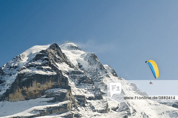 Gleitschirmflieger und Jungfrau Mürren Berner Oberland Schweiz Europa