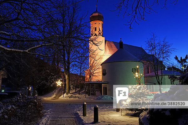Pfarrkirche St. Kilian mit Christbaum  Bad Heilbrunn  Oberbayern  Bayern  Deutschland  Europa