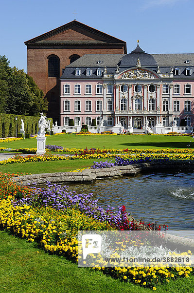 Kurfürstliches Palais und Konstantin Basilika  Trier  Rheinland-Pfalz  Deutschland  Europa