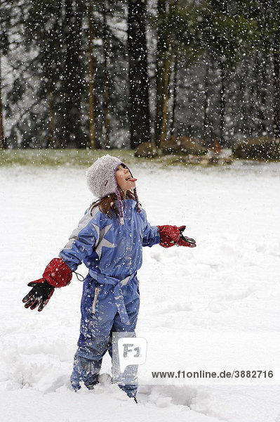 Mädchen spielt im Schnee  Spaß im Winter