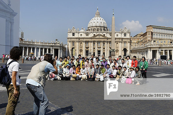 St. Petersplatz mit Peterskirche  Vatikan  Rome  Italien  Europa