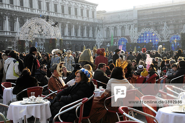Cafe am Markusplatz  Carnevale  Karneval in Venedig  Venetien  Italien  Europa