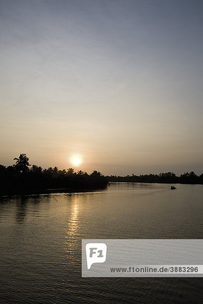 Sonnenuntergang über dem Mekong River  Mekong River Delta Region  Vietnam
