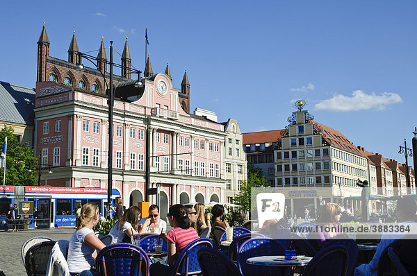 Neuer Markt und Rathaus  Straßencafe  Altstadt  Hansestadt Rostock  Mecklenburg-Vorpommern  Deutschland  Europa