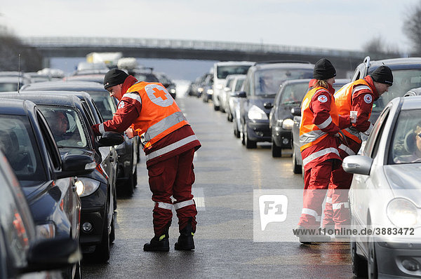 The Red Cross giving out free tea at Ruebholz rest stop  onset of winter  traffic jam on the A8 motorway in Kirchheim Teck  Stuttgart  Baden-Wuerttemberg  Germany  Europe