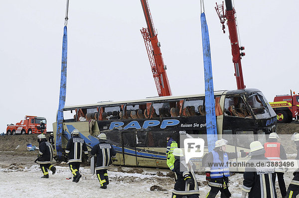 Ein Bus der Firma RAPP kam von der Fahrbahn ab  stürzte eine Böschung hinunter und überschlug sich  48 teils schwer- und lebensgefährlich Verletzte und zwei Tote  auf Höhe der Rastanlage Seligweiler  Ulm  Bayern  Deutschland  Europa