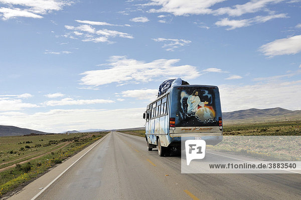 Bus mit religiösem Bild  Jesus als Herr der Welt  Bolivianisches Hochland Altiplano  Departamento Oruro  Bolivien  Südamerika