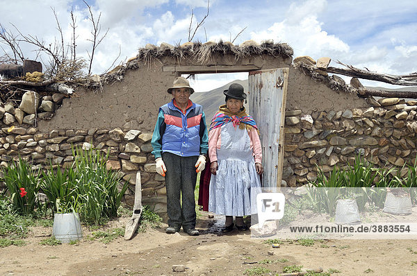 Portrait zweier alter Menschen  Ehepaar in einem Hoftor  Quechua-Indianer  Bolivianisches Hochland Altiplano  Departamento Oruro  Bolivien  Südamerika