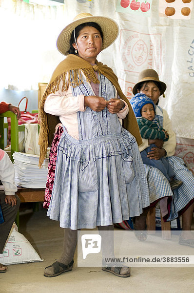 Selbstbewusste junge Quechua-Frau  traditionell bolivianisch gekleidet  während eines Workshops im Bolivianischen Hochland Altiplano  Departamento Oruro  Bolivien  Südamerika