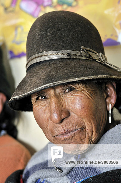 Portrait of a woman wearing a felt hat  Quechua  Bolivian Altiplano highlands  Departamento Oruro  Bolivia  South America
