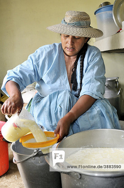 Frau bei Produktion von Frischkäse im Penas Tal  Abschöpfen der Molke  Departamento Oruro  Bolivien  Südamerika