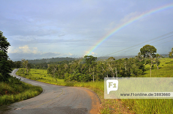 Landschaft mit Regenbogen in der Chiquitania  Departamento Santa Cruz  Bolivien  Südamerika