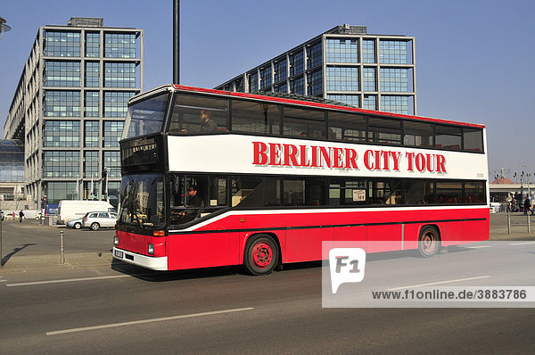 Sightseeing-Bus vor dem Hauptbahnhof  Berlin  Deutschland  Europa