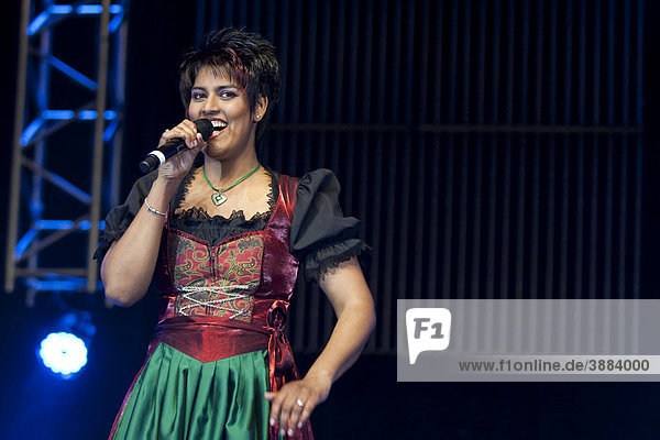 Die Schweizer volkstümliche und Schlager Sängerin Sarah-Jane live bei der 10. Schlager-Nacht in der neuen Festhalle Allmend  Luzern  Schweiz