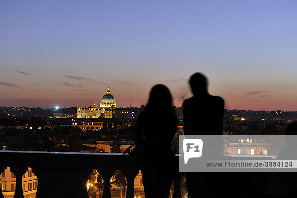 Terrasse des Pincio mit Blick zum Petersdom in der Abenddämmerung  Rom  Italien  Europa