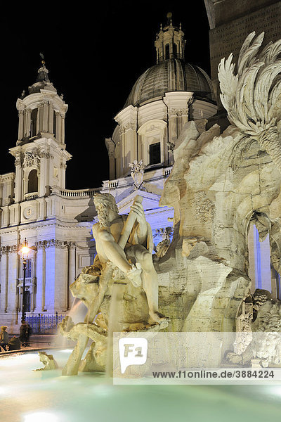 Fontana dei Quattro Fiumi oder Vierströmebrunnen auf der Piazza Navona bei Nacht  Rom  Latium  Italien  Europa