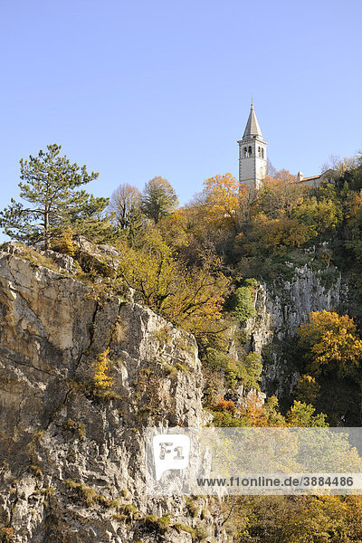 Der Ort erhebt sich über der Doline  Velika dolina  äkocjan  Slowenien  Europa