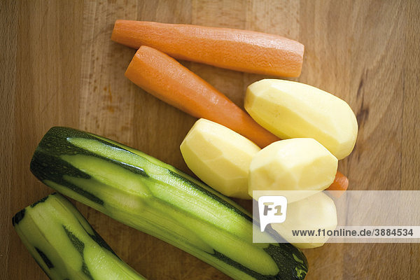 Geschälte Zucchinis  Kartoffeln und Karotten