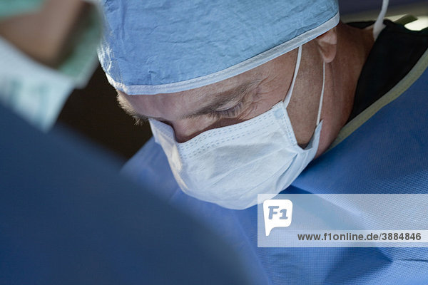 Chirurg mit Fokus auf chirurgische Eingriffe