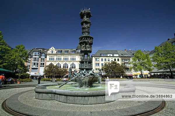 Brunnen und Historiensäule auf dem Josef-Görres-Platz  Koblenz  Rheinland-Pfalz  Deutschland  Europa
