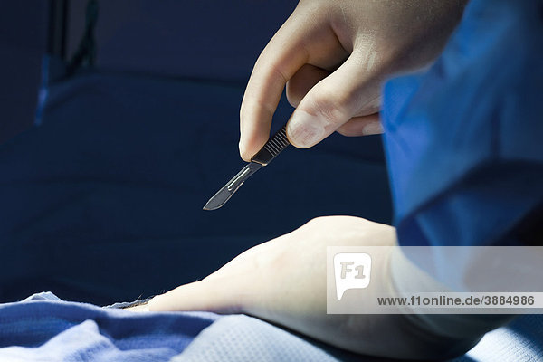 Chirurgischer Eingriff mit Skalpell in der Hand  Nahaufnahme