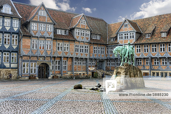 Marktplatz mit Rathaus und Denkmal Herzog August d. J.  Wolfenbüttel  Niedersachsen  Deutschland  Europa