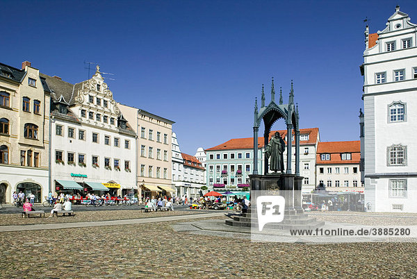Das Melanchthon-Denkmal vor dem Alten Rathaus auf dem Marktplatz  Lutherstadt Wittenberg  Sachsen-Anhalt  Deutschland  Europa
