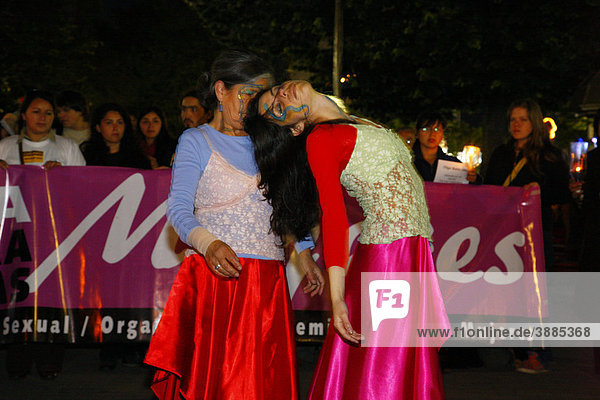 Tanzvorführung während einer Demonstration  Gewalt gegen Frauen  ConcepciÛn  Chile  Südamerika