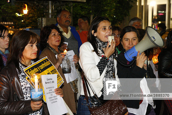 Frauen mit Lautsprecher während einer Demonstration  Gewalt gegen Frauen  ConcepciÛn  Chile  Südamerika