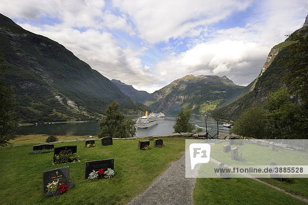 Blick vom Geiranger Friedhof über den Geirangerfjord  UNESCO Welterbe  Norwegen  Skandinavien  Nordeuropa